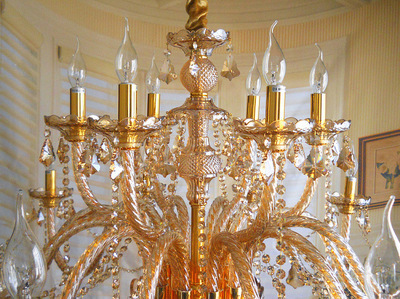 歐式華麗典范 琥珀色18頭水晶大吊燈，點亮酒店與豪宅的璀璨風采